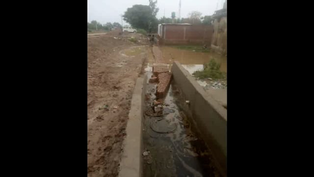 नानपारा तहसील क्षेत्र अंतर्गत ग्राम पंचायत बसंतपुर विकासखंड शिवपुर में 55 लाख से बना नाला पहली बारिश में ध्वस्त हुआ 