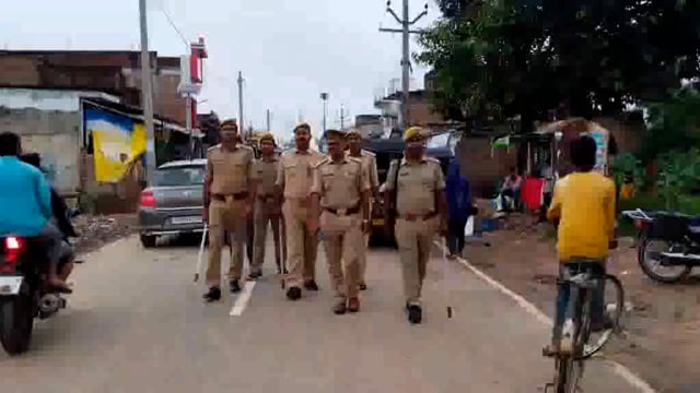 SP के निर्देश पर मिश्रौलिया पुलिस द्वारा कस्बा बभनी में किया गया पैदल गस्त संदिग्ध दिखने वाले लोगों को सूचना देने की कही