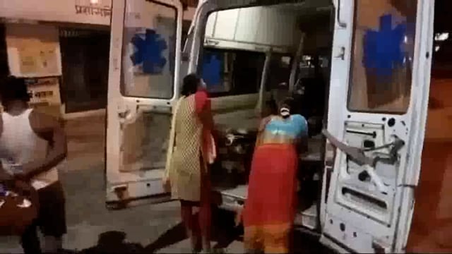 छतहरा मोड़ के समीप सड़क किनारे पेड़ से बाइक टकराने से बाइक चालक की हुई मृत्यु एक जख्मी