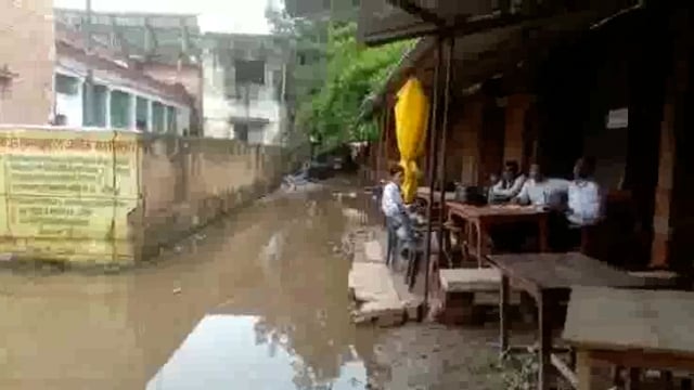 एक दिन की बारिश से कचहरी परिसर व एसपी कार्यालय के पास जमा पानी फरियादियों और अधिवक्ताओं को आने-जाने में हो रही परेशानी
