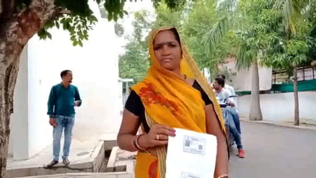 प्रधानमंत्री आवास के लिए कार्यालय के चक्कर काट रही है महिला