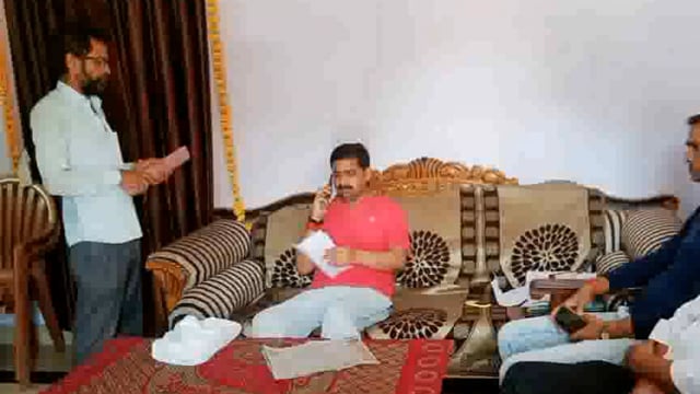 MLC ने जनसुनवाई अभियान के तहत सुनी लोगो की समस्याएं,दिये निर्देश