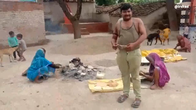 हमीरपुर : बारिश ना होने के कारण इंद्रदेव को प्रसन्न करने के लिए ग्रामीण किसानों ने कराया कुकुर भोज