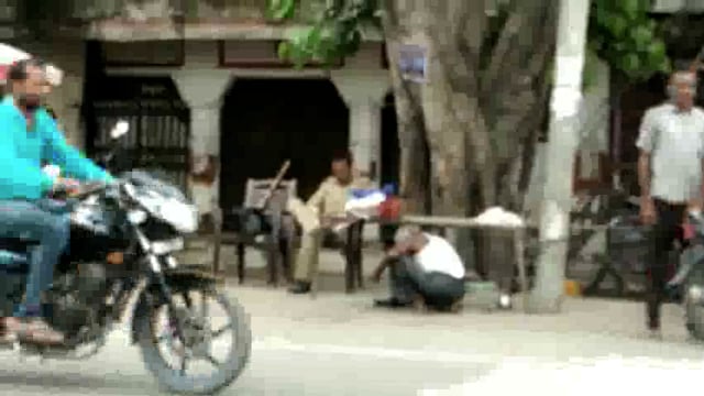 लखीमपुर खीरी (यूपी) कोतवाली मोहम्मदी नगर रामलीला चौराहा पर ड्यूटी पर तैनात सुरक्षाकर्मी पीआरडी होमगार्ड कुर्सी पर सोते न