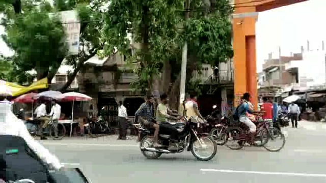 लखीमपुर खीरी (यूपी) कोतवाली मोहम्मदी नगर रामलीला चौराहे पर सुरक्षा कर्मियों की ड्यूटी लगाई गई है ड्यूटी पर तैनात सुरक्षा