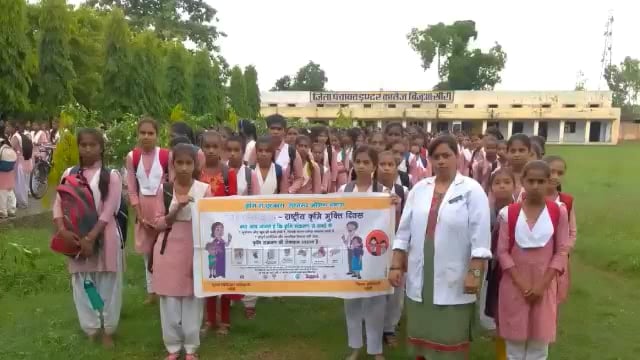 लखीमपुर खीरी:बिजुआ के जिला पंचायत इंटर कॉलेज में बच्चों को खिलाई गई क्रमी नाशक दवाइयां