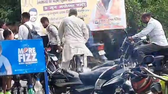 नवाबगंज क्षेत्र अंतर्गत महंगूपुर मोड़ पर दो मोटरसाइकिल सवार की हुई टक्कर 