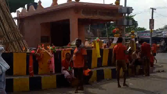 कहलगांव से जल भर कर बासुकीनाथ में जलार्पण करने जा रहे कावंरिया का जत्था पंजवारा पहुंचे।