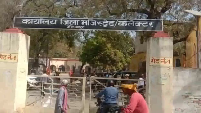 बच्चे के एडमिशन के लिए प्रमाणित कराने गये अभिभावक को ग्राम प्रधान ने कहा जिसे वोट दिए हो उससे कराओ प्रमाणित