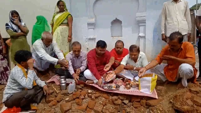 नगर पंचायत परशदेपुर कस्बे बैजनाथेश्वर धाम  कटरा बाजार में अध्यक्ष विनोद कौशल ने धर्मशाला निर्माण के लिए किया  भूमि पूजन।