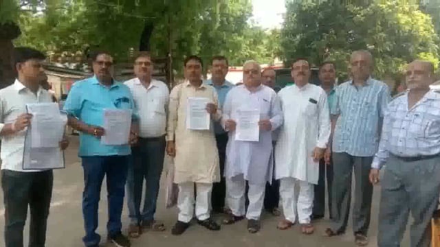 खाद्य पदार्थों पर जीएसटी लागू होने से नाराज उत्तर प्रदेश उद्योग व्यापार प्रतिनिधि मंडल किया विरोध प्रदर्शन