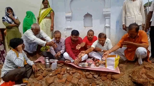 नगर पंचायत परशदेपुर कस्बे के बैजनाथेश्वर धाम कटरा बाजार में धर्मशाला निर्माण के लिए अध्यक्ष विनोद कौशल ने किया भूमि पूजन