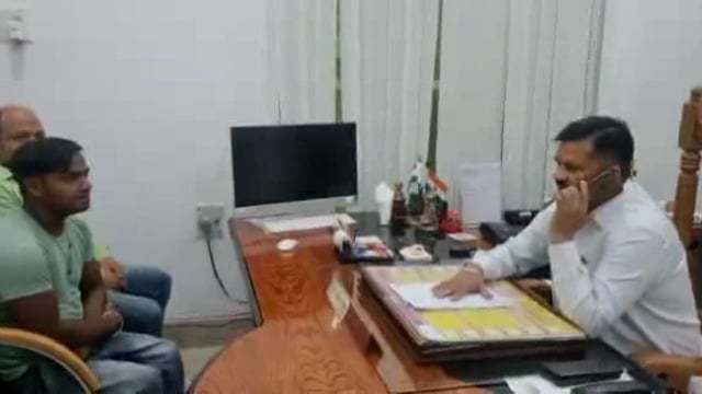 ककरहा निवासी बी-टेक फाइनल ईयर के दिव्यांग छात्र की डीएम की अपील के बाद हुई फीस माफ, अन्य योजनाओं का भी मिलेगा लाभ