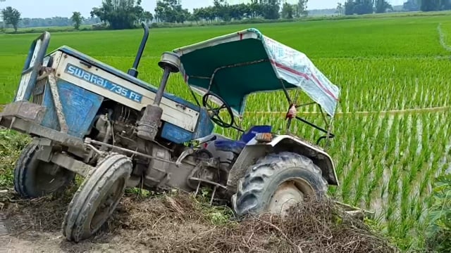 चांपी गांव के पास ट्रैक्टर का बैलेंस बिगड़ने से बाल-बाल बचा चालक, टला बड़ा हादसा