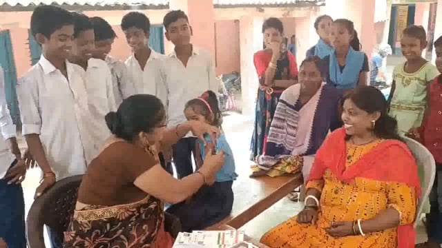 आदर्श मध्य विद्यालय हसनगंज में शिविर आयोजित कर 65 छात्र-छात्राएं को दिया गया कोरोना रोधी टीका