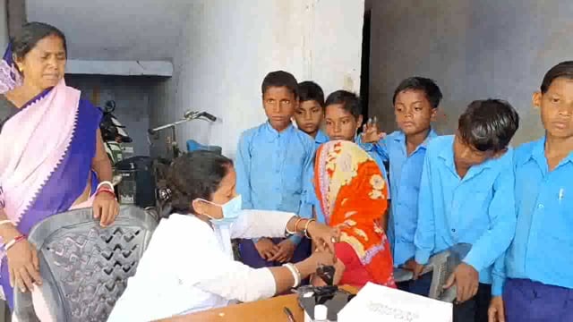 मध्य विद्यालय महमदिया में शिविर आयोजित कर 18 वर्ष से ऊपर के 10 लोगों को लगाई गई कोरोना वैक्सीन