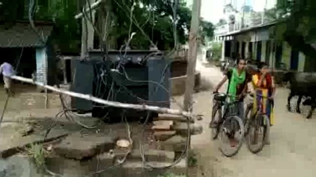 लगने वाली साप्ताहिक बाजार में जमीन से 2 फिट की ऊंचाई पर खुले में रखा ट्रांसफार्मर हादसे को दे रहा दावत