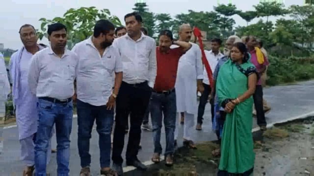 फुलडोभी महादलित टोला में रास्ते को लेकर चल रही पूर्व से विवाद के समाधान को लेकर जनप्रतिनिधि एवं प्रशासन ने लिया जायजा