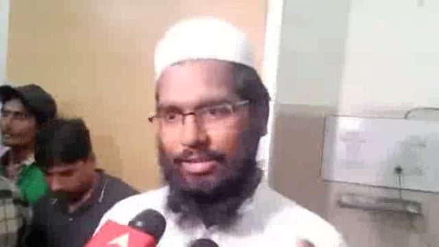 लूलू मॉल के बाद रेलवे स्टेशन के वेटिंग रूम में नमाज पढ़ने का मामला आया सामने,