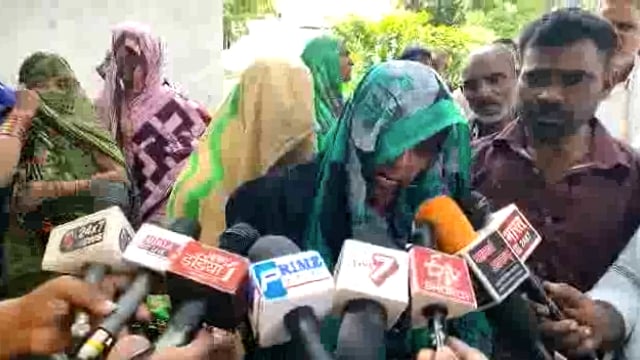 विकासखंड मेजा के मामोली ग्रामपंचायत मे रोजगार सेवक के पति की दबंगई का मामला सामने आया है।