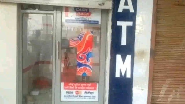 बेहटा छावनी स्थित इंडिया वन एटीएम में अज्ञात लोगों ने ईंट पत्थरों से एटीएम तोड़ा सूचना पाकर पुलिस जांच में जुटी