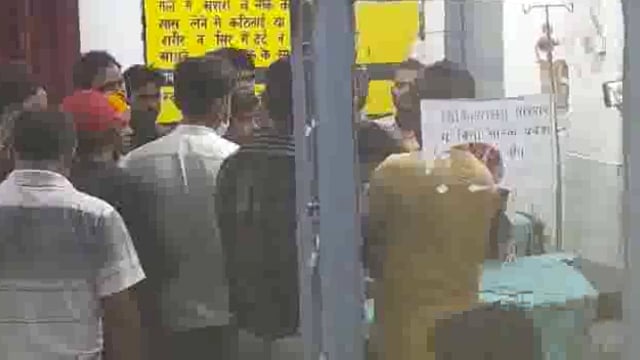 सिद्धार्थनगर जिले के एक व्यक्ति अज्ञात वाहन की चपेट में आने से गम्भीर रूप से घायल देखने पहुंचे सदर विधायक श्याम धनी राही