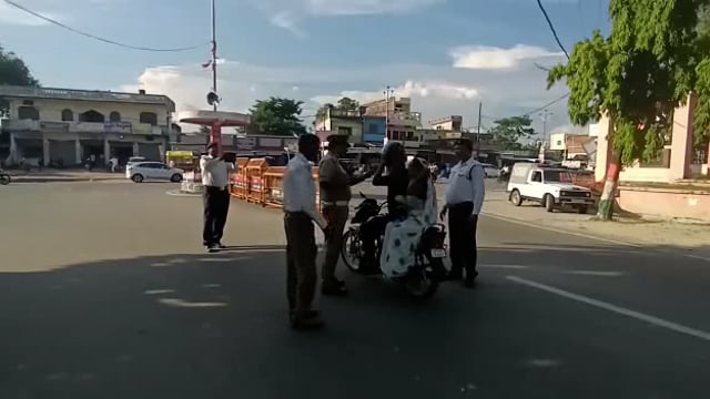 सिद्धार्थनगर जिले के साड़ी तिराहे पर यातायात सुरक्षा को लेकर सघंन चेकिंग अभियान 