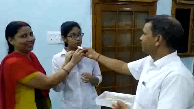 बेटी टॉप की तो आयस माता पिता की आंखों में आंसू