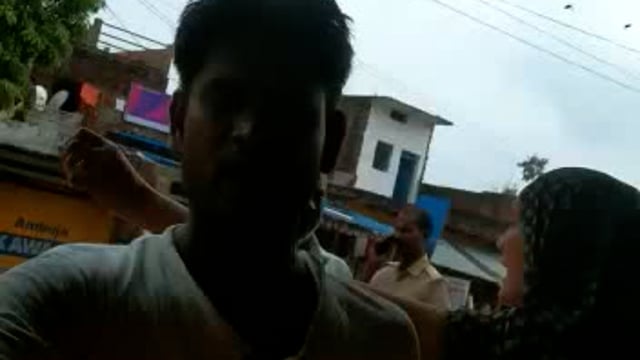 #Prayagraj 

दरोगा दिखा रहे वर्दी का रुवाब 

वीडियो में दरोगा ने युवक को पीटा वीडियो सोशल मीडिया पर हुआ वायरल
खीरी था