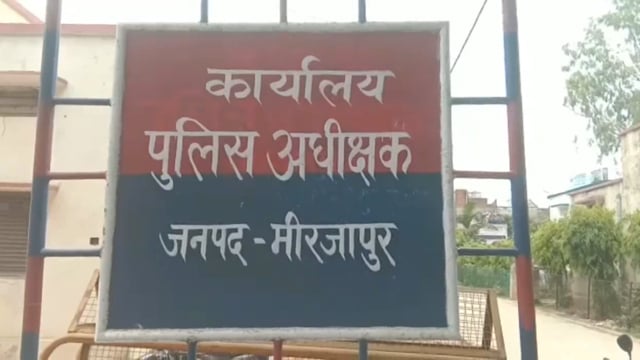 गरीब महिला का दबंग कर रहे हैं जमीन कब्जा महिला पहुंची एसपी कार्यालय