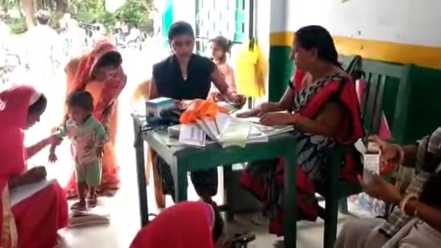 वजीरगंज गेडसर के चिलमपुर में आगनवाड़ी कार्यकत्री ने 0 से पाँच वर्ष तक के बच्चों की माप की 