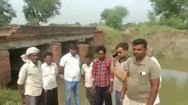 त्रिवेदीगंज क्षेत्र में तीन दशक पहले नाले पर बना पुल हुआ जर्जर आवागमन बाधित