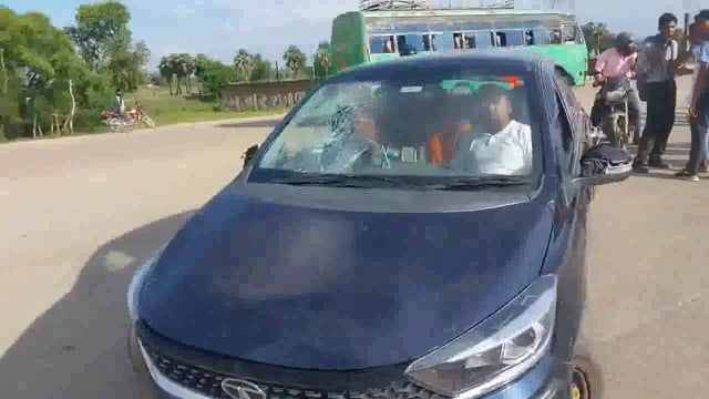 टोल टैक्स के पास सड़क दुर्घटना में दो युवक की मौत के बाद आक्रोशित लोगों ने पुलिस की 112 नंबर की गाड़ी किया क्षतिग्रस्त,