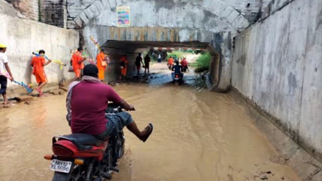 चुनार मिर्ज़ापुर: रेलवे अंडरब्रिज के नीचे दो फिट जल जमाव होने पर भी लोग अपनी जान जोखिम में डालकर आने जाने को मजबूर