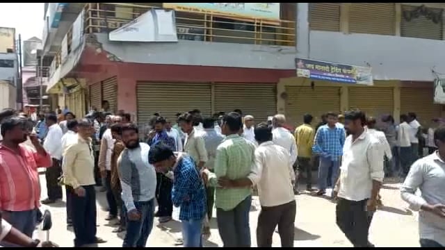 नगरपरिषदेने सुरू केलेल्या प्लॅस्टिक बंदीच्या विरोधात व्यापारी उतरले रस्त्यावर