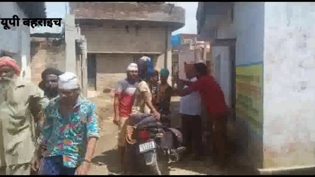 नानपारा तहसील क्षेत्र अंतर्गत ठेकेदार की मनमानी चरम सीमा को कर रही है पार  आरसीसी रोड में किया गया घटिया सामग्री का प्रय