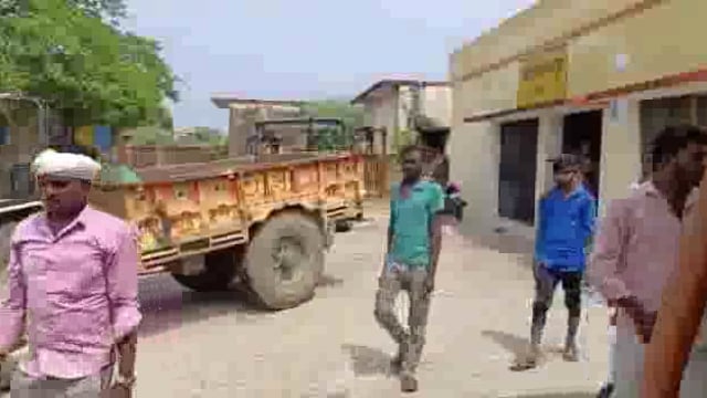 अज्ञात कारणों के चलते युवक ने ट्रेन से कटकर दी जान