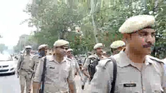 डीएम,एसपी ने पुलिस और प्रशासनिक अमले के साथ श्रीनगर में किया फ्लैग मार्च