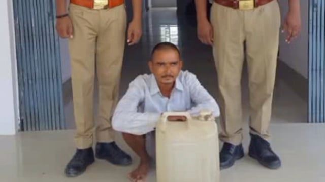 पसियनकुट्टी छोटी नहर पुलिया के पास से 18 लीटर अवैध शराब के साथ एक अभियुक्त को मुर्तिहा पुलिस ने किया गिरफ्तार