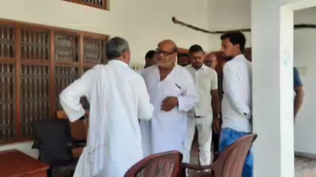 नवाबगंज थाना क्षेत्र में 7 दिन पूर्व अवधारणा हुई शिक्षिका नहीं हुई बरामद शिक्षिका के पिता ने पूर्व मंत्री से की मुलाकात