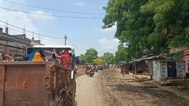 तहसील मुख्यालय मडावरा से गिरार तक जाने वाली सड़क लगभग 40 गांव को जोड़ती है 17 किलोमीटर सड़क मार्ग जर्जर बाग गड्ढों में 