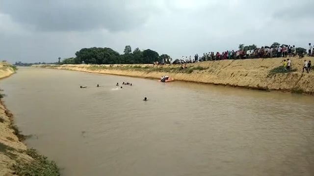 शोहरतगढ़ के सरयू नदी में नहाने गए 15 वर्षिय बच्चे की डूबने से हुई मौत स्थानीय पुलिस व एनडी आर एफ की टीम लगी ढूढ़ने में 