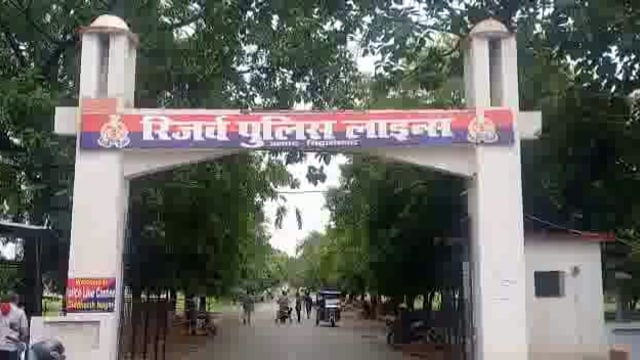 सिद्धार्थनगर जिले के पुलिस लाईन में ग्राम प्रहरियों की पुलिस अधीक्षक ने सुनी समस्या 