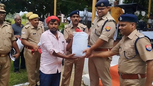 चौकीदारों में वितरण किया गया अंग वस्त्र