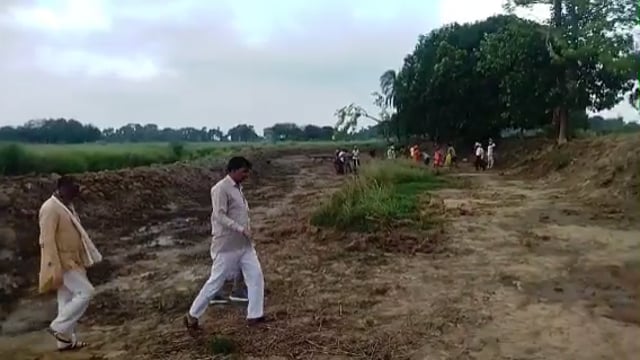 तरबगंज: वीडीओ ने अमृत सरोवर तालाब का किया निरीक्षण