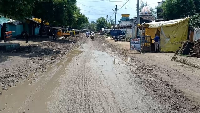विकासखंड मडावरा की ग्राम पंचायत बनाना रंनगांव में मुख्य मार्ग हुआ दलदल में तब्दील