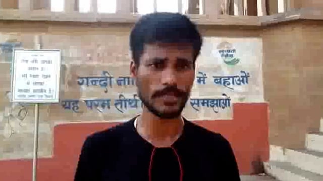 फिटनेस के लिए युवक हर दिन गंगा के घाटों पर उल्टा सीधा चलता है