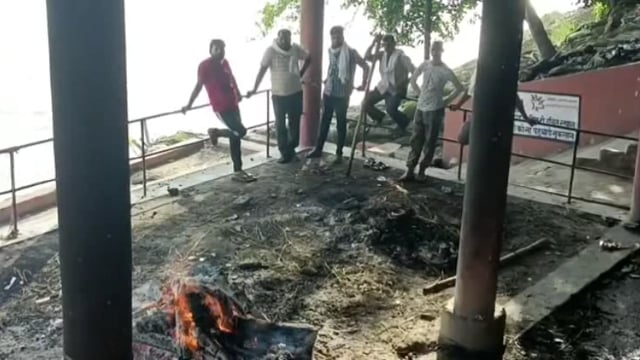 पॉलिटेक्निक छात्रावास में पंखे में फंदे से लटके मिले छात्र के शव का परिजनों ने किया अंतिम संस्कार नहीं ले गए घर