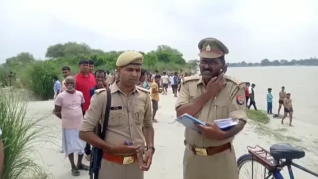 सरेनी क्षेत्र के रालपुर गंगा घाट पर स्नान करते समय एक किशोर गंगा नदी में डूबा तलाश जारी।