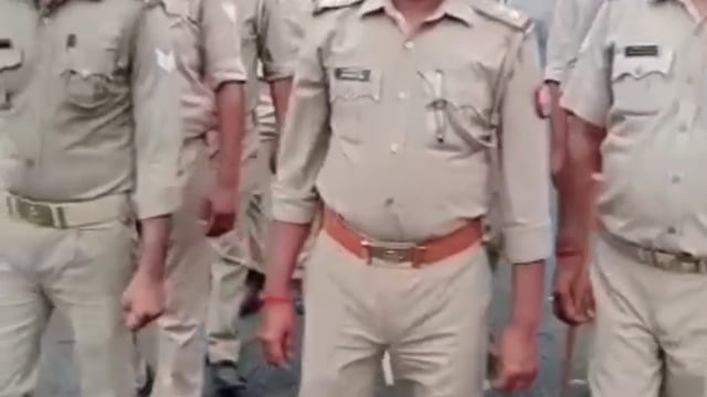 तरबगंज चौकी इंचार्ज सोम प्रताप सिंह ने पुलिस बल के साथ किया पैदल गस्त